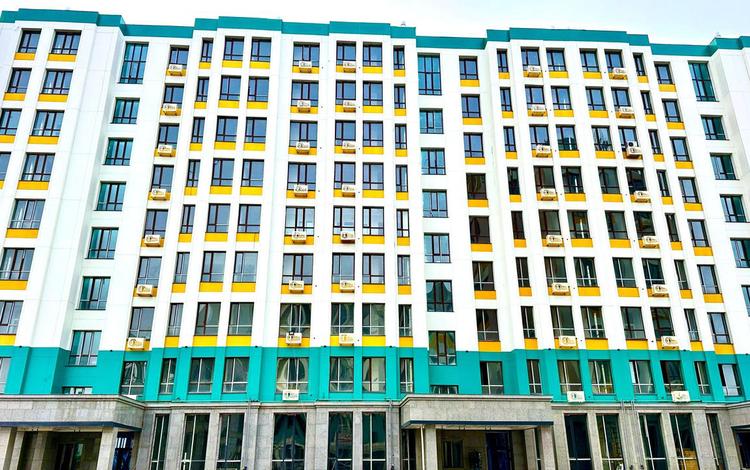 Жігіт қызының көзін байлап, досын алып келді