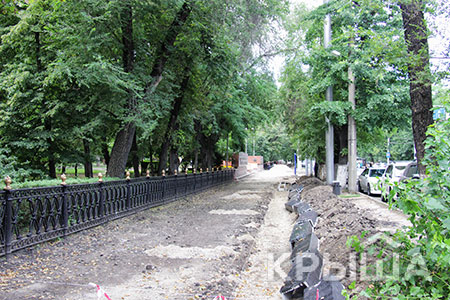 Алматинцев возмутил снос заборов в&nbsp;парке 28&nbsp;панфиловцев