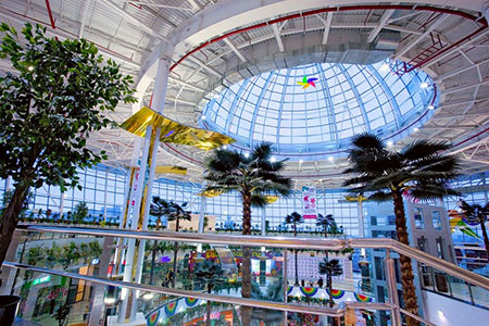 В столице на посетителей ТРЦ упал стеклопакет