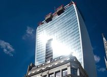 В Лондоне из-за небоскрёба пострадал Jaguar XJ