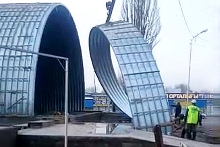 Снос незаконных зданий в Алматы транслируют онлайн