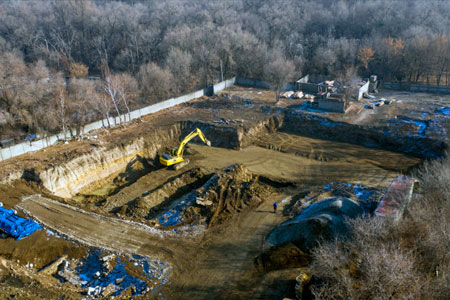 В Алматы незаконно возводят ЖК около рощи Баума