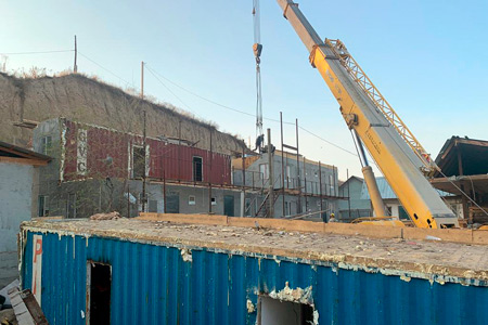 В Алматы снесли незаконное общежитие