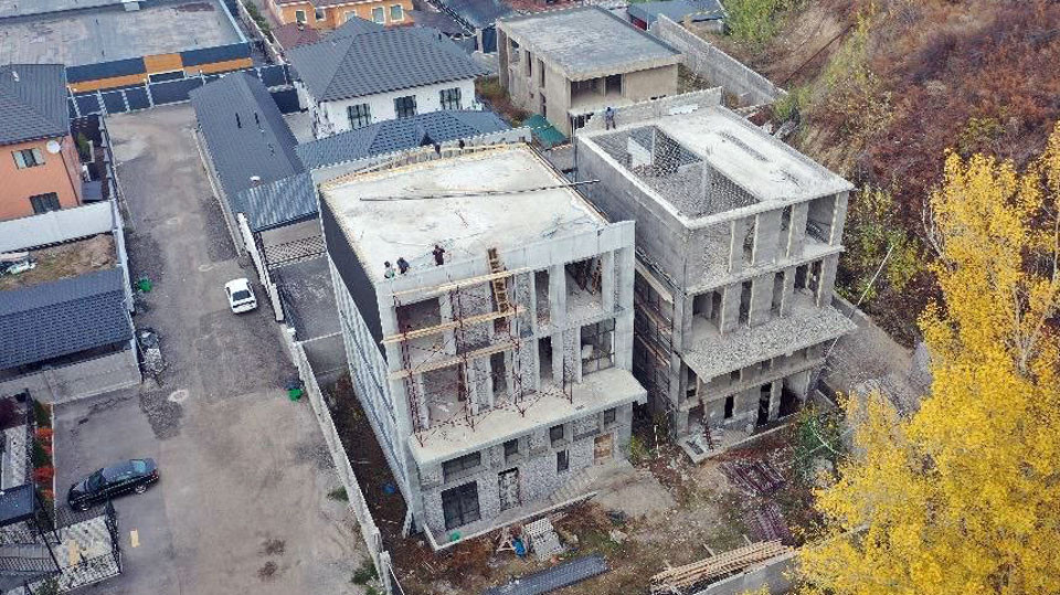 В Алматы по решению суда сносят две трёхэтажки