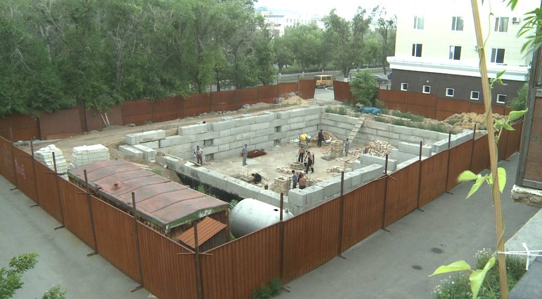 Власти Караганды пообещали остановить скандальную стройку