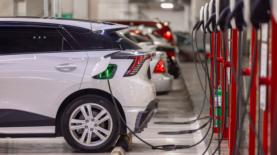 Заряжать электромобили в паркингах ЖК можно будет с 31 августа