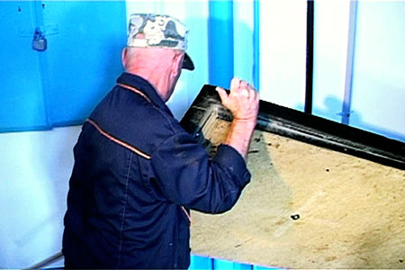 За коммунальные долги у владельца квартиры забрали входную дверь