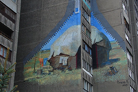 Жителям алматинской высотки подарили юрту