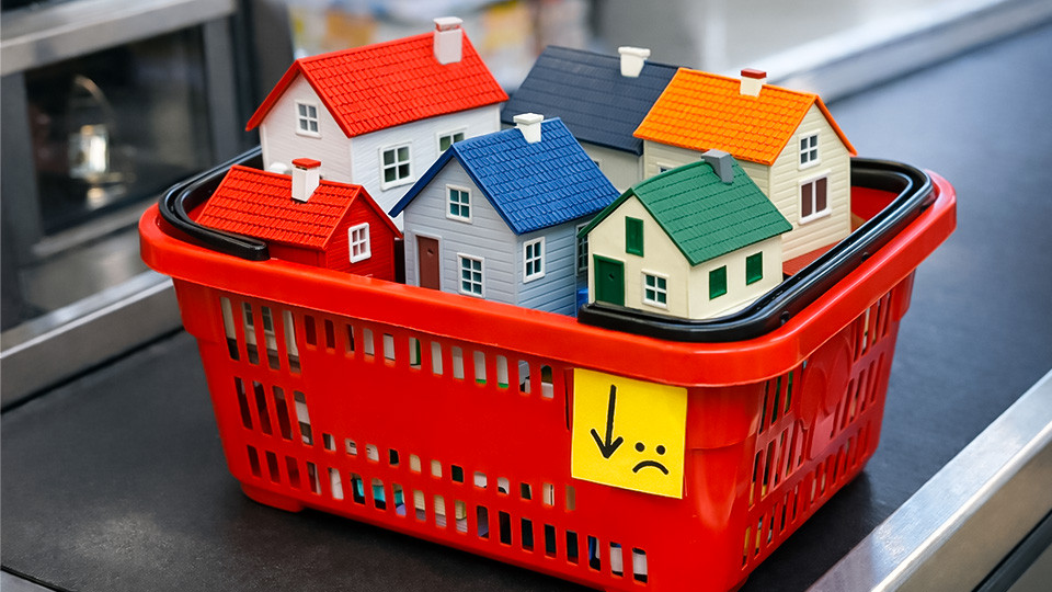 Спрос на жильё в Казахстане упал почти на 50%