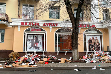 Более тысячи тонн мусора вывезли из Алматы