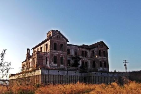 В Испании продают особняк с привидениями