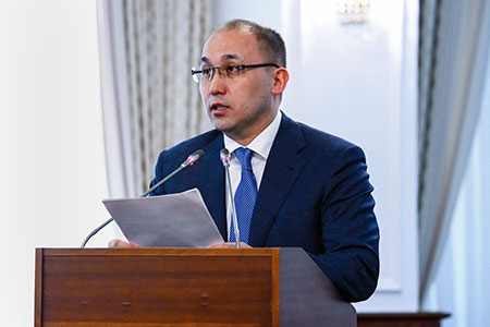 Абаев: Раздача квартир всем немыслима и недопустима