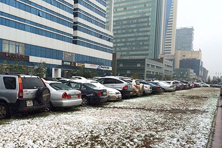 Парковка автомобилей возле домов может стать платной