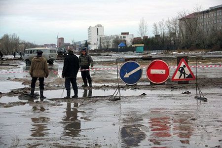 В Костанае шесть машин провалились в «коммунальную дыру»