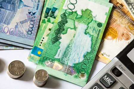 Что способствует ослаблению тенге – эксперт