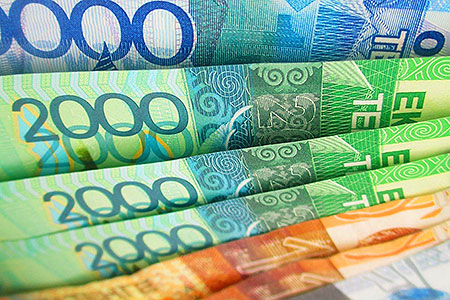 Тенге ослаб на фоне дешевеющей нефти