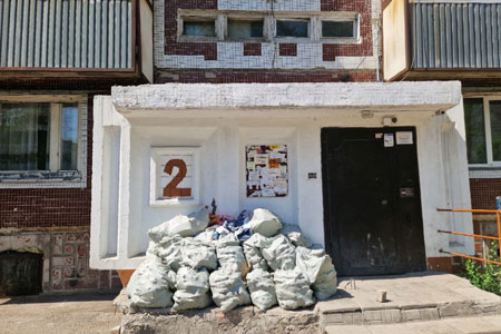 Мусор в&nbsp;подъезде и&nbsp;во&nbsp;дворе: как наказать соседей