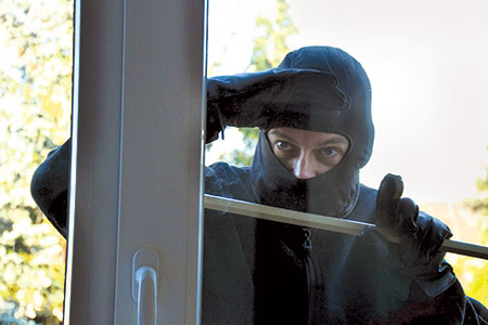 Как защитить квартиру от воров во время отпуска