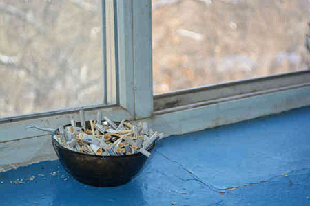 Что делать, если в подъезде курят или оставляют мусор