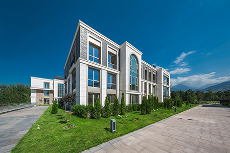 Сдан жилой комплекс у подножия гор в Алматы