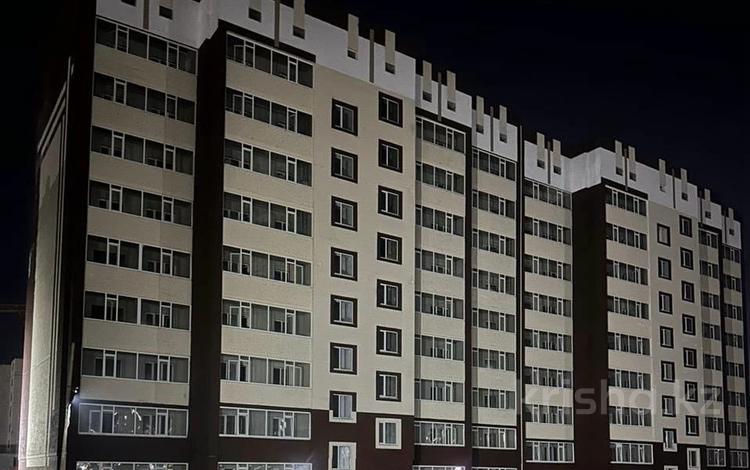 2-комнатная квартира, 62 м², 9/10 этаж, мкр. Алтын орда за 13.5 млн 〒 в Актобе, мкр. Алтын орда — фото 2