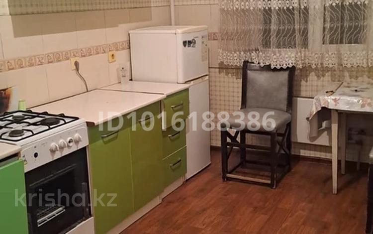 2-комнатная квартира · 70 м² · 3 этаж, мкр Аксай-1А 33 — Ташкентская момышулы за 200 000 ₸ в Алматы, Ауэзовский р-н — фото 2
