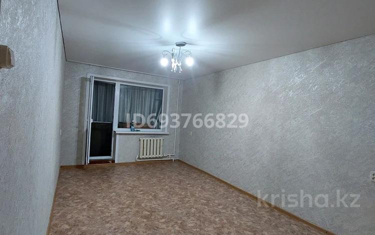 2-комнатная квартира, 44 м², 4/5 этаж, 6-й микрорайон 54 за 9.3 млн 〒 в Темиртау — фото 2