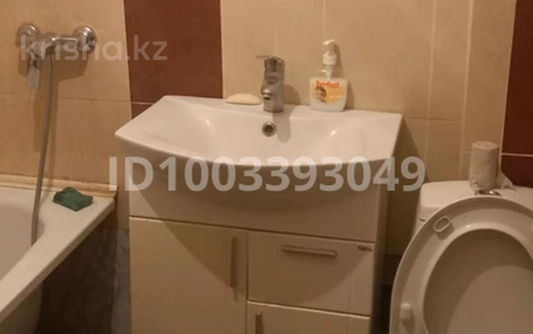 1-комнатная квартира · 33 м² · 1/5 этаж, мкр 4 27 — Желаевская трасса-4мкр за 130 000 ₸ в Уральске — фото 7
