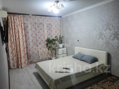 2-комнатная квартира, 50 м², 5/5 этаж посуточно, мкр 5 98 — Есет батыр , кафе Очак за 9 000 〒 в Актобе, мкр 5