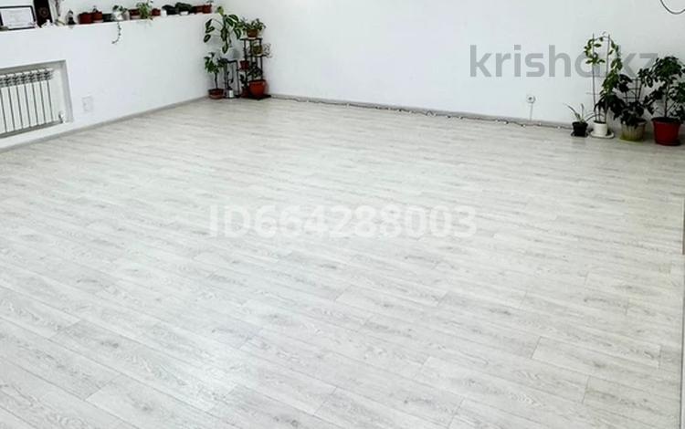 Свободное назначение, офисы, магазины и бутики, салоны красоты · 55 м² за 230 000 ₸ в Уральске, мкр 4 — фото 14