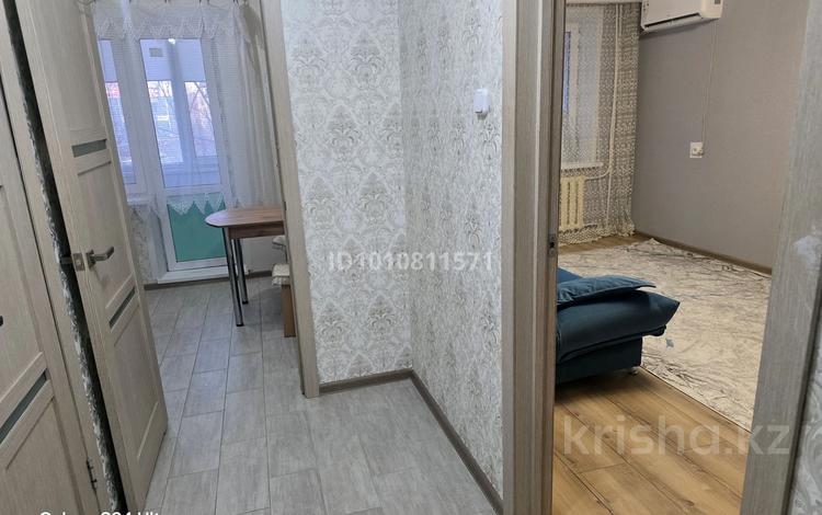1-комнатная квартира · 35 м² · 3/5 этаж, мкр Строитель 38 за 140 000 ₸ в Уральске — фото 2