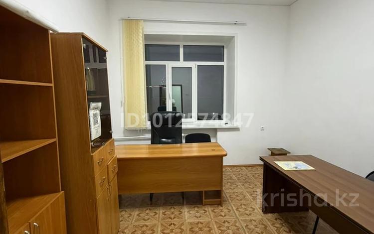 Офисы, кабинеты и рабочие места · 12 м² за 60 000 ₸ в Костанае — фото 2