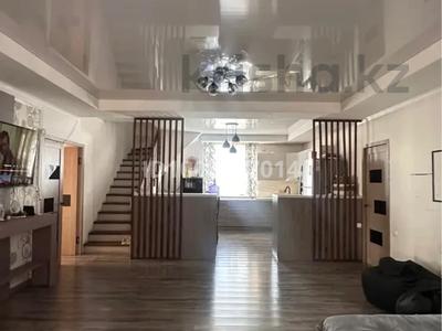 Отдельный дом · 5 комнат · 350 м² · 10 сот., мкр Михайловка — Четвертый роддом за 95 млн 〒 в Караганде, Казыбек би р-н