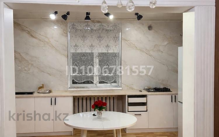 Дом · 7 комнат · 320 м², мкр Уркер 10 — Школа 69 за 65 000 〒 в Астане, Нура р-н — фото 35