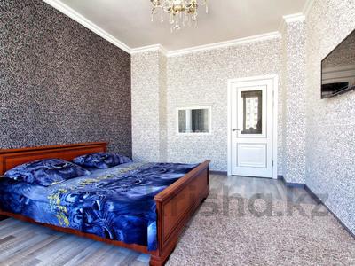 2-бөлмелі пәтер, 75 м², 8/10 қабат тәулігіне, Достык 13/2 — Мангілік ел, бағасы: 13 000 〒 в Астане, Есильский р-н