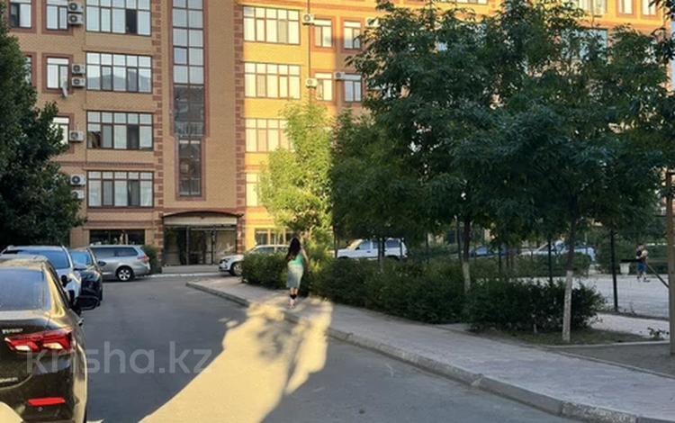 2-бөлмелі пәтер · 82 м² · 2/5 қабат, мкр Нурсая, Акжарма 10, бағасы: 33 млн ₸ в Атырау — фото 9