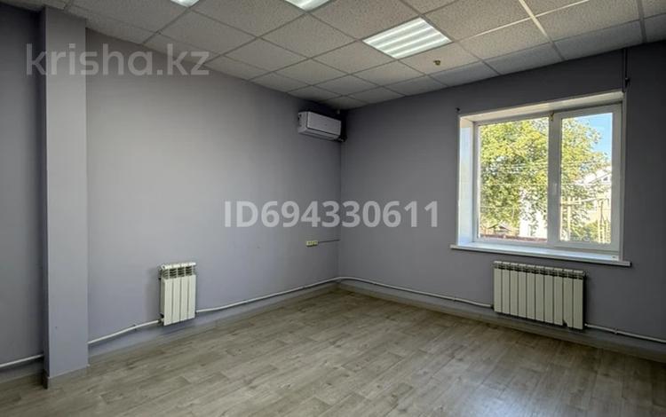 Офисы, образование, кабинеты и рабочие места, студии · 45 м² за 200 000 〒 в Уральске — фото 14