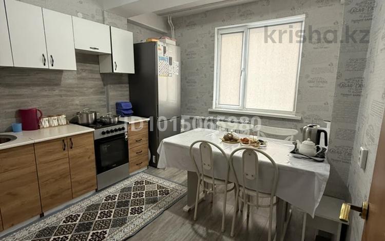 2-бөлмелі пәтер · 65 м² · 4/5 қабат, Абая 5а/3 — Сзади дома находится поликлиника, бағасы: 16 млн ₸ в Сатпаев — фото 3