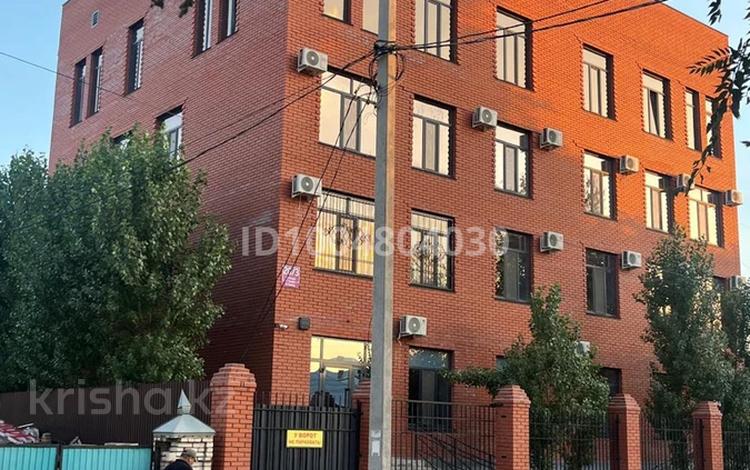 Офисы, магазины и бутики, салоны красоты, фитнес и спорт, медцентры и аптеки, образование, кабинеты и рабочие места, студии · 500 м² за ~ 1.8 млн 〒 в Уральске — фото 17