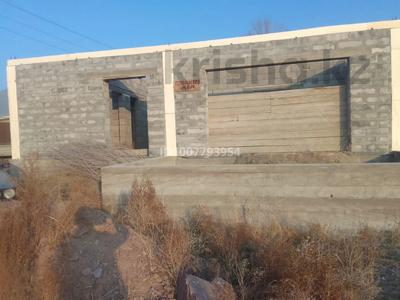 Отдельный дом · 5 комнат · 165 м² · 8 сот., Айнабулақ 1В — Возле школы имени Сакена Сейфуллина, в доль дороги, рядом баня Керемет, супермаркет Қазына, Халық, детский сад, гостиница,СТО, мечеть за 13 млн 〒 в Шу