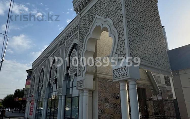 Свободное назначение, офисы, магазины и бутики, общепит, салоны красоты, бани, гостиницы и зоны отдыха, медцентры и аптеки, образование, развлечения · 1000 м² за 500 млн 〒 в Атырау, мкр Привокзальный-5 — фото 2