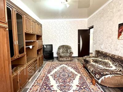 3-комнатная квартира, 63 м², 2/5 этаж помесячно, мкр Аксай-2 63 за 290 000 〒 в Алматы, Ауэзовский р-н