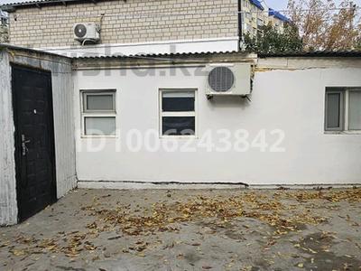 Отдельный дом · 1 комната · 30 м², Халелова за 100 000 〒 в Атырау, мкр Жилгородок