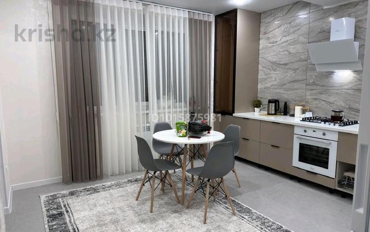 2-бөлмелі пәтер · 90 м² · 8/9 қабат, Алтын орда ш/а. 352, бағасы: 29 млн ₸ в Актобе, мкр. Алтын орда — фото 2