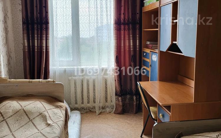 4-комнатная квартира, 74 м², 5/5 этаж, 15 микрорайон — Во дворе СШ 24, рядом мечеть Биләл за ~ 28.7 млн 〒 в Шымкенте — фото 2