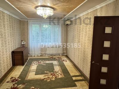 3-комнатная квартира · 64 м² · 5/5 этаж, мкр Мынбулак, Мынбулак ш/а. 51 — Пәтер 3 бөлмелі, жарық, таза, Үйдің жанында базар, барлық жерге автобустар жүреді, Мектеп 41,43 қасында подезд тыныш, көршілер байырғы тұрғындар, үйдің айналасы таза, талдар егілген тыныш район, 9 мкр базардың артында орналасқан за 16 млн ₸ в Таразе