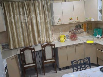 3-комнатная квартира · 70 м² · 1/5 этаж, Микрорайон 5 дом 2 аб — Детская площадка, магазин Ассорти за 15 000 〒 в 