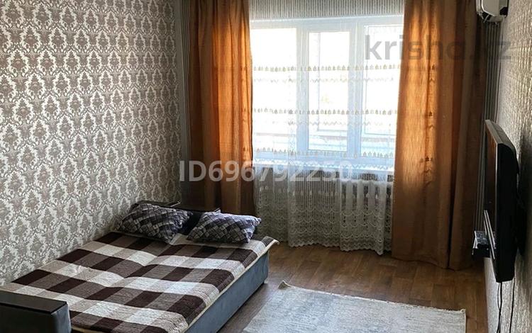 1-комнатная квартира, 34 м², 2/5 этаж по часам, мкр 11, Азнаурыз 28 за 1 000 〒 в Актобе, мкр 11 — фото 2