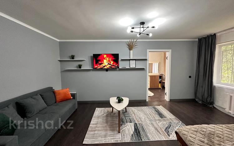 2-комнатная квартира · 44 м² · 1/5 этаж, мкр Новый Город, Ерубаева 33а — ЦУМ абзал Сити мол за 13 000 ₸ в Караганде, Казыбек би р-н — фото 2