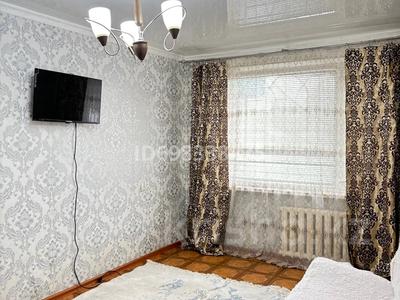2-комнатная квартира · 60 м² · 1/5 этаж, Исаева 83/1 за 12 000 〒 в Уральске